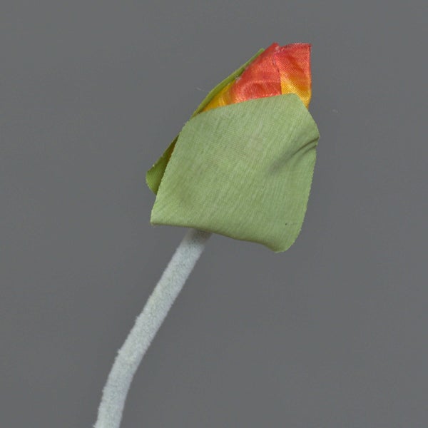 Künstliche Blumenknospe aus Textil mit grünem Kelchblatt und orangefarbener Blüte an einem beflockten Stiel.