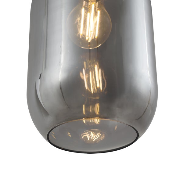 Detailaufnahme einer Pendelleuchte mit Glasschirm