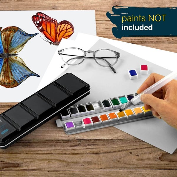 Aquarellfarben und Pinsel für Künstler auf einem Holztisch