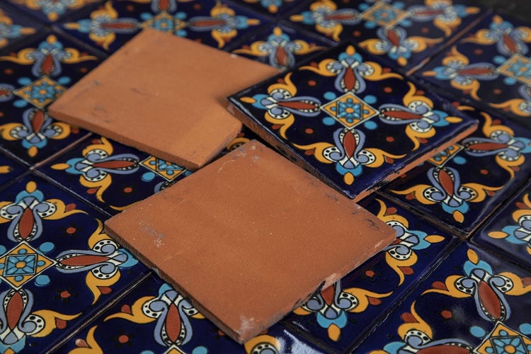 Fliesen mit dekorativem Muster und Terrakottafliesen