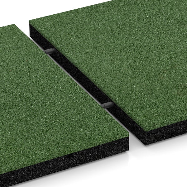 Zwei grüne quadratische Fallschutzmatten aus Gummigranulat mit Steckverbindern.