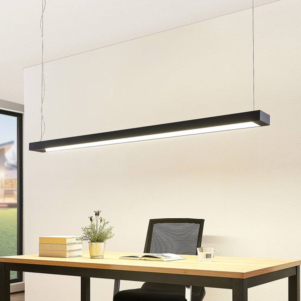 Schwarze lineare LED-Pendelleuchte über einem Holzschreibtisch in einem hellen, modern eingerichteten Arbeitszimmer.