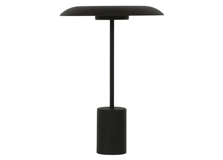 Moderne Tischleuchte mit flachem Lampenschirm und schmalem Leuchtenfuß aus Metall