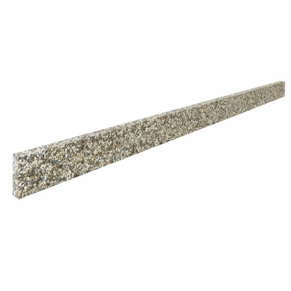 Sockelleiste aus Waschbeton mit feinen bunten Kieselsteinen.