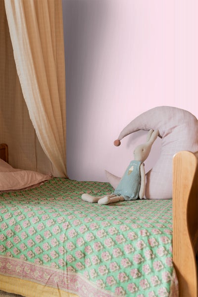 Kinderzimmer mit Himmelbett, Mondkissen und Stofftier
