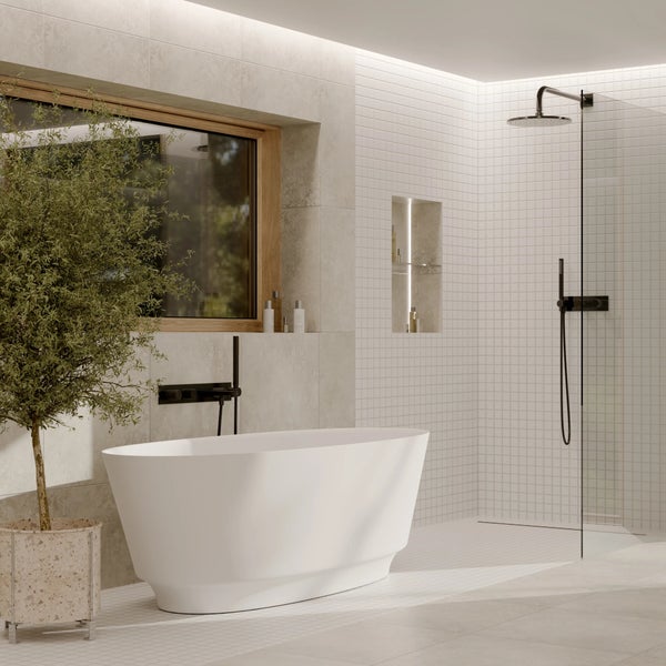 Modernes, helles Badezimmer mit freistehender Badewanne, begehbarer Dusche mit Glaswand, Armaturen und Pflanze im Topf.