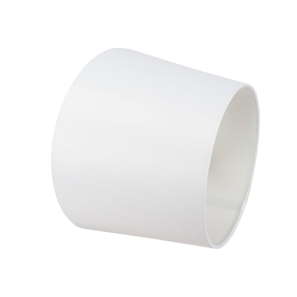 Zylindrischer Lampenschirm aus weißem Stoff.