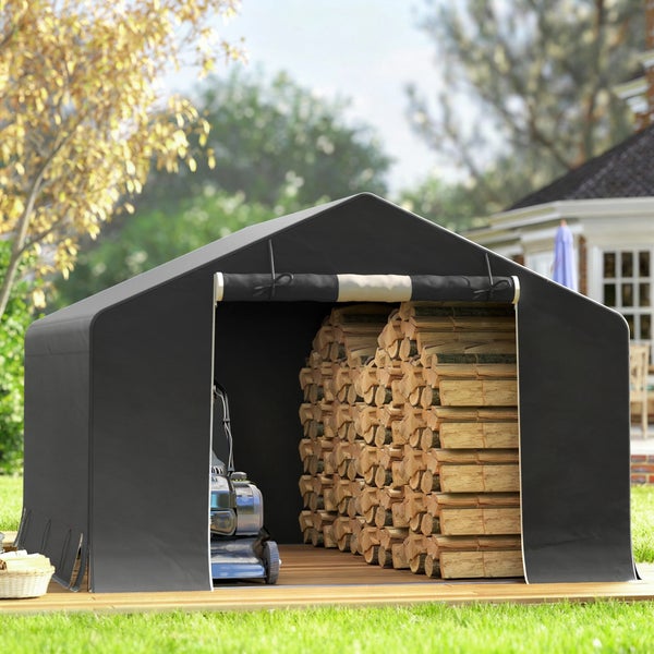 Garten-Lagerzelt aus dunklem Material, gefüllt mit gestapeltem Kaminholz und einem Rasenmäher auf einem Holzdeck im Garten.