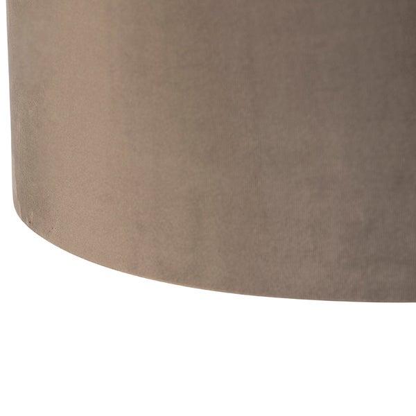 Nahaufnahme eines zylindrischen Lampenschirms aus Samt.