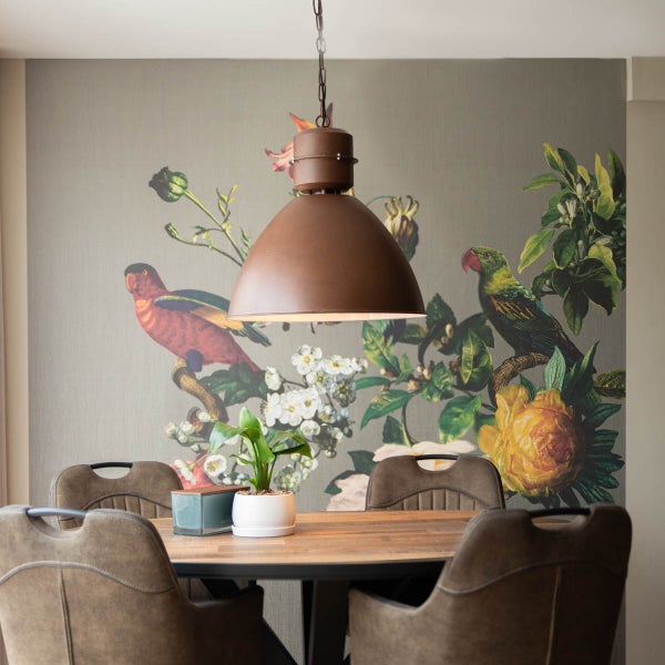 Esszimmer mit Pendelleuchte, Holztisch, Stühlen und Fototapete mit Blumen- und Vogelmotiv