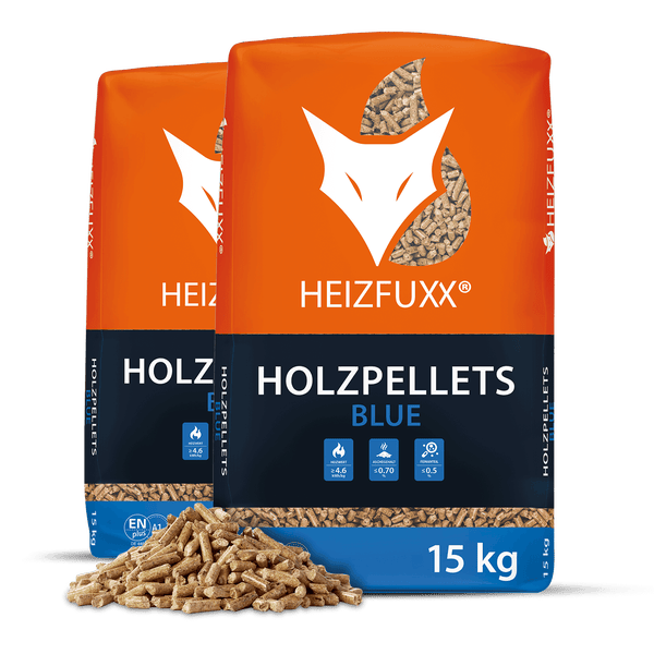 Zwei 15 Kilogramm Säcke Heizfuxx Holzpellets Blue mit ENplus A1 Zertifizierung und losen Holzpellets im Vordergrund.
