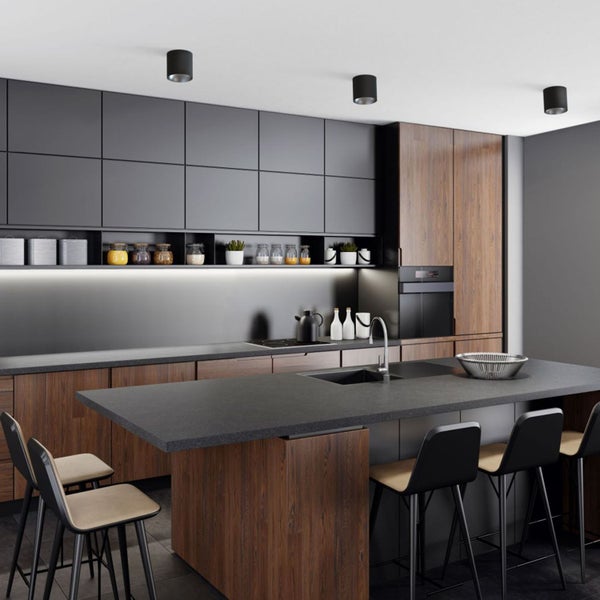 Moderne Küche mit Kücheninsel, Barhockern und Einbauschränken