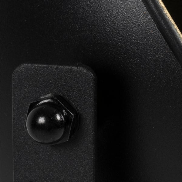 Detailansicht einer Schraube an einem schwarzen Metallobjekt