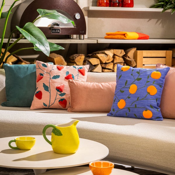 Dekorative Wand mit Marmorstruktur, Spiegel, Kerzenständer, Pflanze und Bücher auf einem Tisch