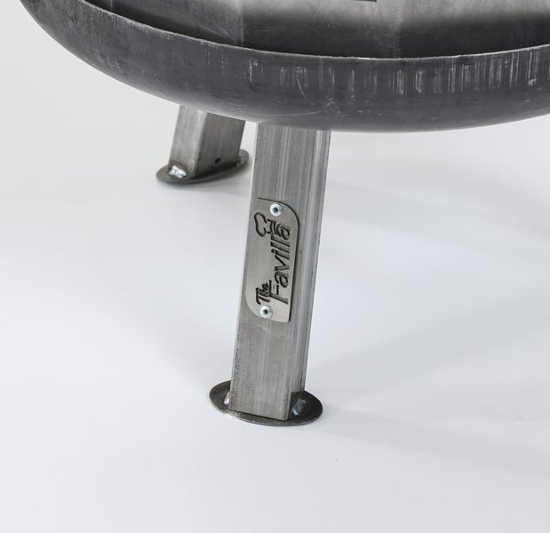 Detailaufnahme eines Grillfeuers aus Stahl mit dem Logo von The Favilla