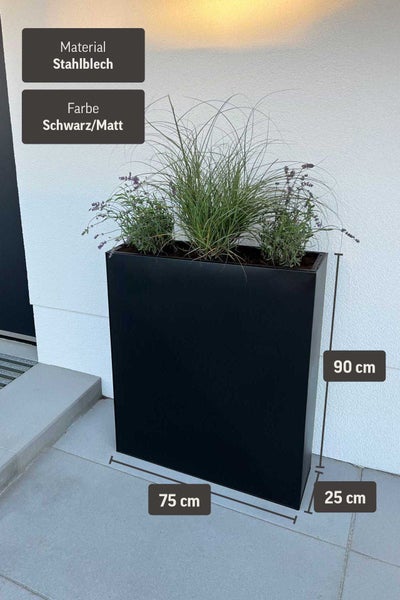 Rechteckiger Pflanzkübel aus mattem schwarzem Stahlblech, 75 mal 25 mal 90 Zentimeter, bepflanzt mit Ziergras und Lavendel.