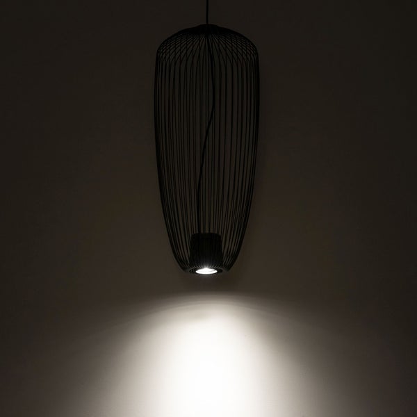 Pendelleuchte in Käfig-Optik aus schwarzen Metallstreben, längliche ovale Form, Lichtkegel nach unten gerichtet.