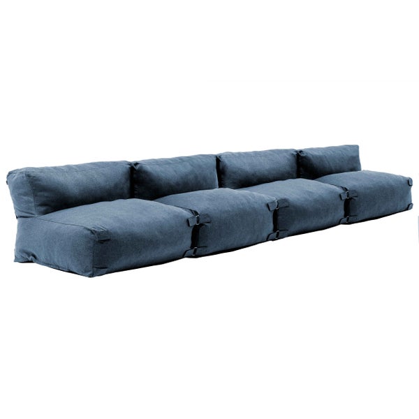 Modulares Outdoor-Sofa in Blau, bestehend aus vier gepolsterten Elementen mit Verbindungsgurten.