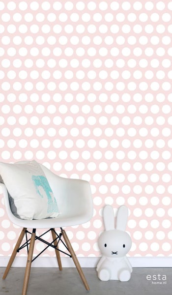 Raumdekor mit gepunkteter Tapete, Stuhl, Kissen und Kaninchenlampe