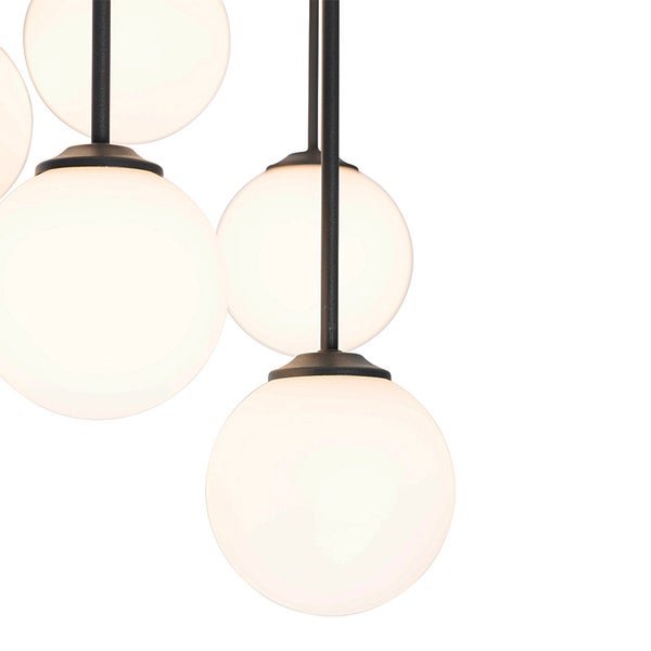 Kugelleuchte mit schwarzem Gestell und runden, leuchtenden Glaskugeln.