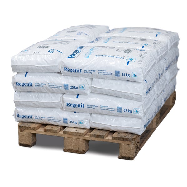 Palette mit Säcken mit Regeneriersalz zur Wasserenthärtung