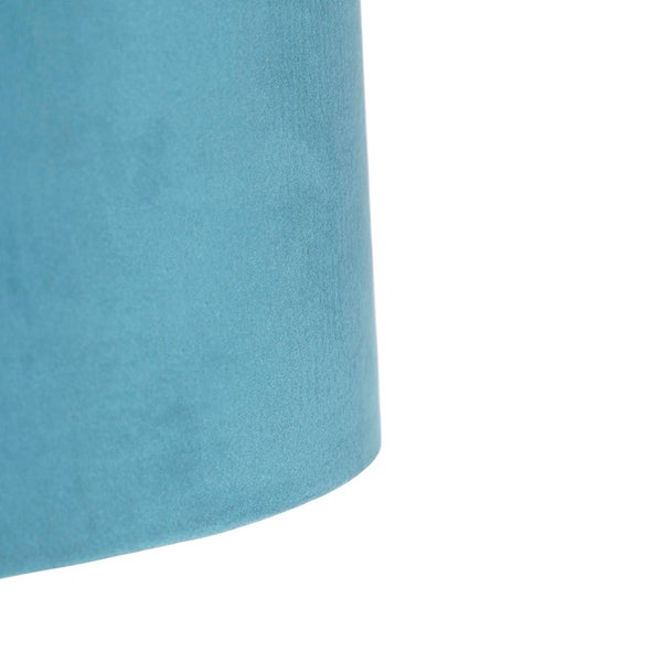 Detailansicht eines Lampenschirms mit blauem Samtbezug.