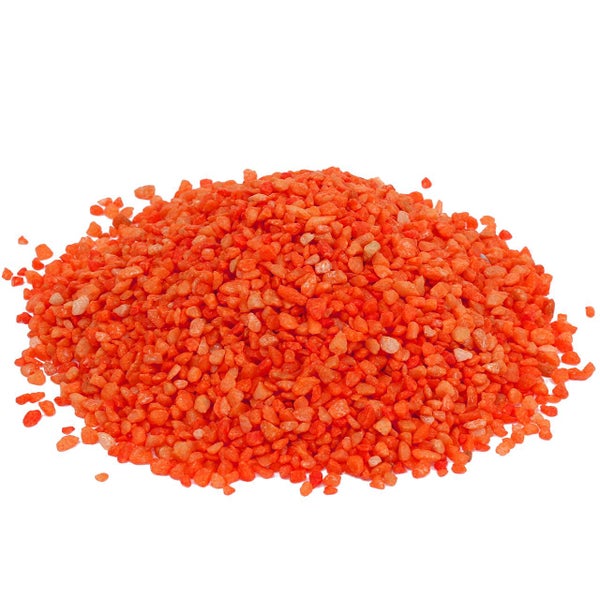 Orangefarbener Dekokies oder Aquariumkies, unregelmäßig geformte kleine Steine