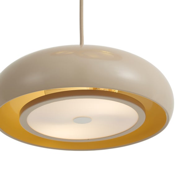 Moderne Pendelleuchte mit gewölbtem Schirm und integriertem Leuchtelement für gleichmäßige Lichtverteilung