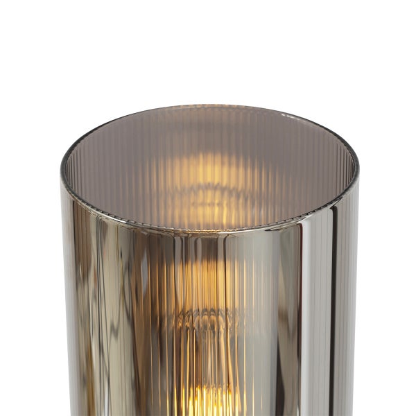 Nahaufnahme einer geriffelten Glaslampe.