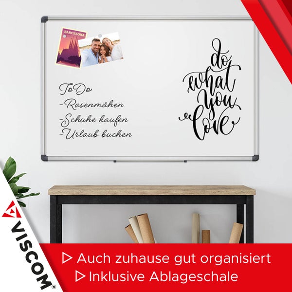 Weißwandtafel mit Aluminiumrahmen und Ablageschale an einer Wand montiert mit Notizen und Fotos als Wohnraumdekoration.
