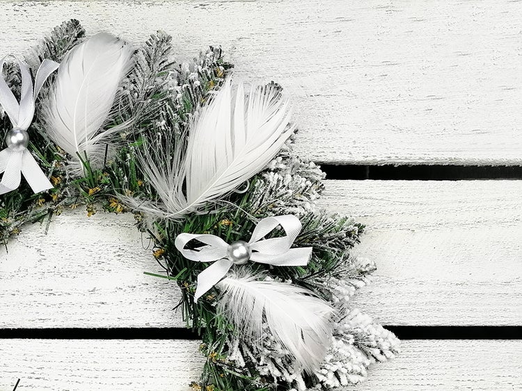 LAALU Weihnachtskranz dekoriert künstliche SCHNEEKÖNIGIN 30 cm zum Tisch und Aufhängen