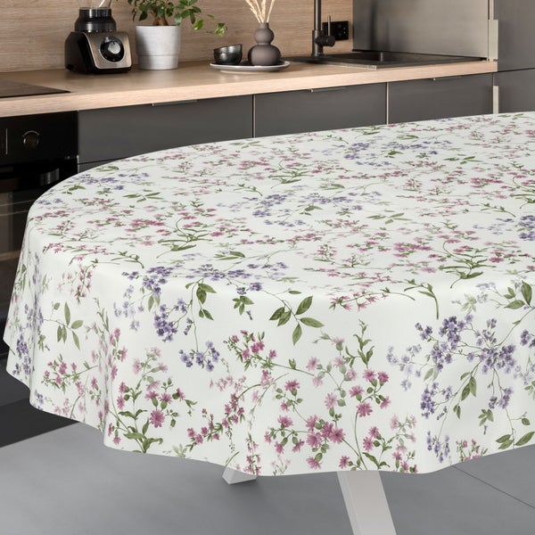 Runde Tischdecke mit floralem Muster aus Blüten und Blättern in einer hellen, organisierten Küche.