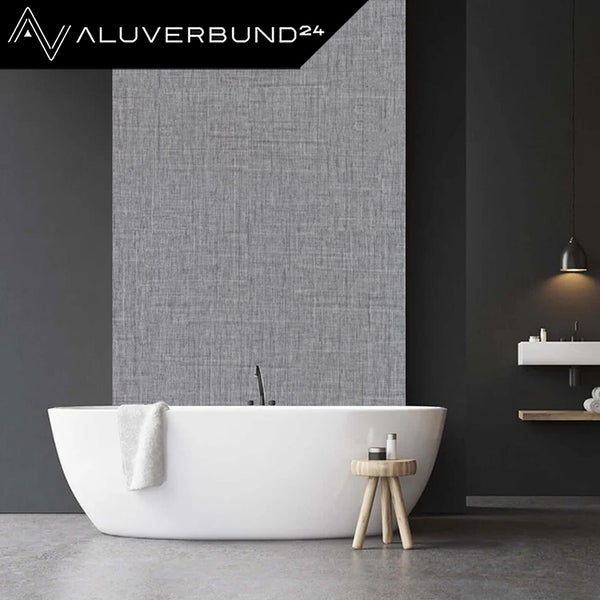 Moderne Badezimmergestaltung mit Aluverbund Wandpaneel in Textiloptik hinter freistehender Badewanne und Aluverbund24 Logo