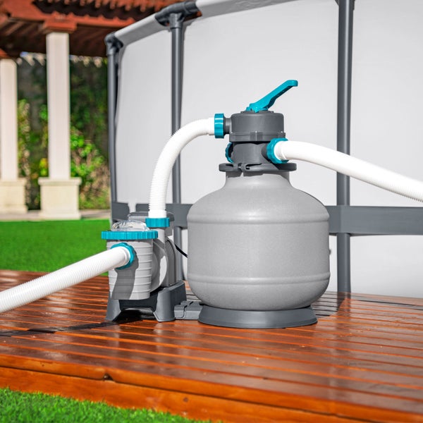 Sandfilteranlage mit Pumpe für einen Pool auf einer Holzterrasse