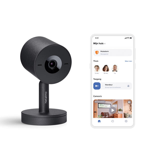 Netatmo Innenkamera mit Standfuß und Anzeige der Smart Home App auf einem Smartphone zur Überwachung.
