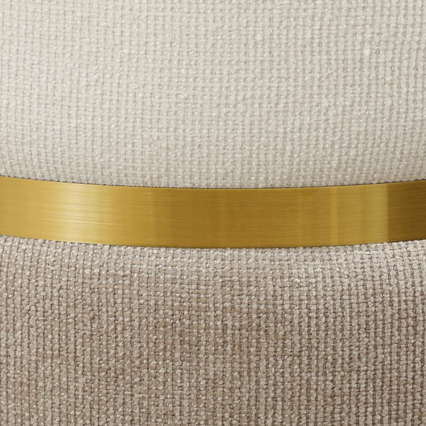 Szene mit einer gepolsterten Sitzbank, einer Decke und Hausschuhen