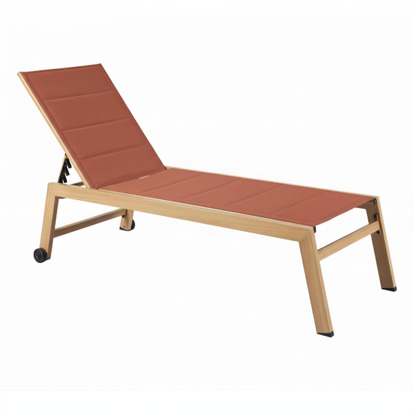 Sonnenliege mit verstellbarer Rückenlehne, Rollen und rostbraunem Textilbezug auf hellem Holzgestell.
