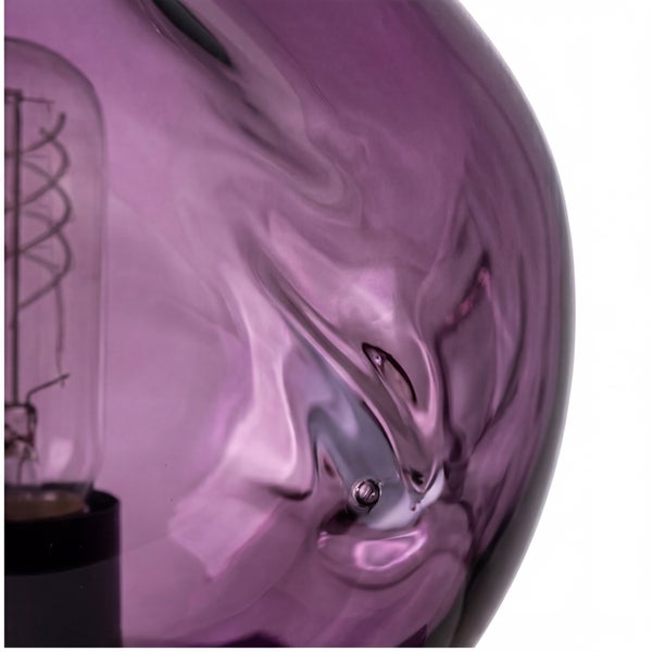 Detailansicht eines lilafarbenen Glasschirms mit unregelmäßiger Struktur und innenliegender Filament-Glühbirne.