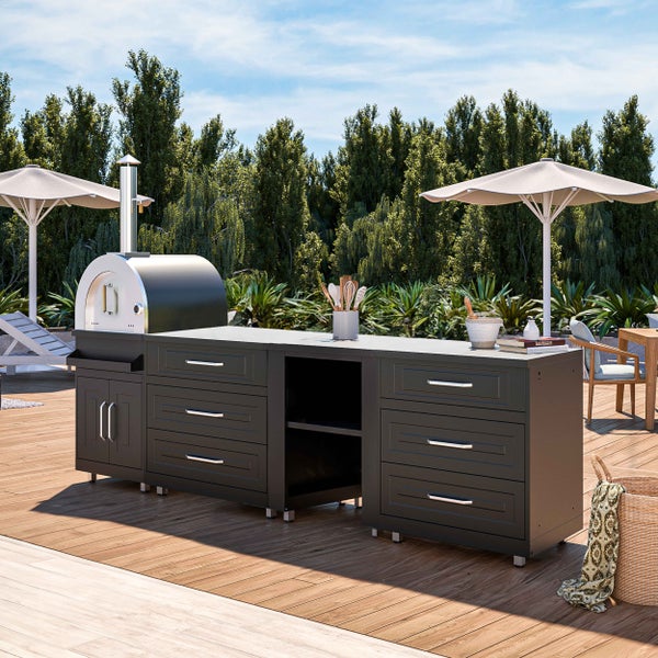 Moderne schwarze Außenküche mit Pizzaofen, Arbeitsplatte und Schubladen auf einer Holzterrasse im Garten.