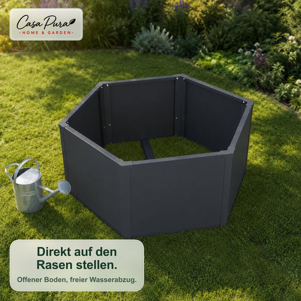 Sechseckiges Hochbeet aus Metall mit offenem Boden auf einer Rasenfläche.