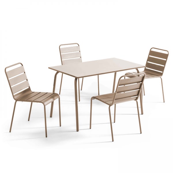 Gartenmöbel-Set bestehend aus einem rechteckigen Tisch und vier Metallstühlen mit Latten-Design.