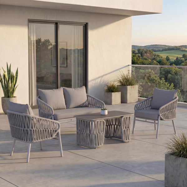Modernes Gartenmöbel-Set auf einer hellen Terrasse mit Zweisitzer-Sofa, zwei Sesseln und Loungetisch aus grauem Seilgeflecht.