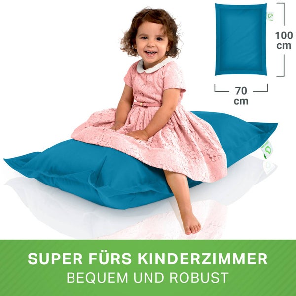 Kind sitzt auf einem rechteckigen, blauen Sitzkissen mit den Maßen 100 mal 70 Zentimeter.