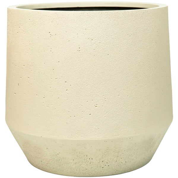 Rundes Pflanzgefäß aus Fiberclay in Creme mit rauer Gesteinsstruktur und konischer Form.