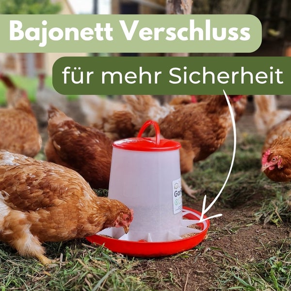 Hühnerfutterautomat mit Bajonettverschluss für eine sichere Fütterung von Geflügel im Garten.
