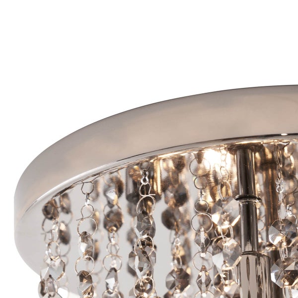 Detailaufnahme einer Deckenleuchte mit Kristallen