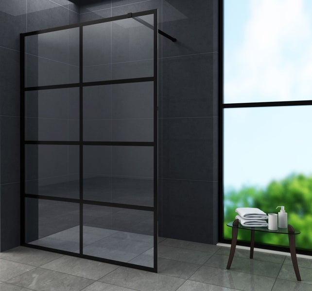 Begehbare Dusche mit Rahmen in einem Badezimmer