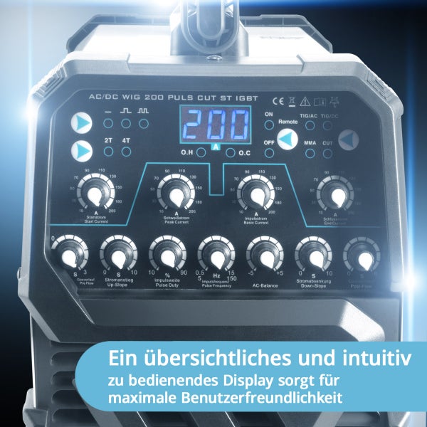 Nahaufnahme der Steuerung eines Schweißgeräts mit Drehknöpfen und digitaler Anzeige.