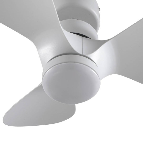 Weißer Deckenventilator mit drei Flügeln und integrierter runder Leuchte.