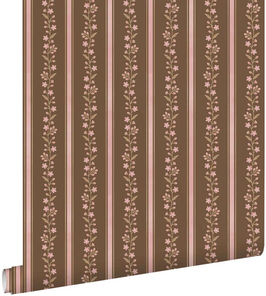 Tapete mit vertikalem Streifenmuster und floralen Ranken mit kleinen Blüten in Braun und Rosa.